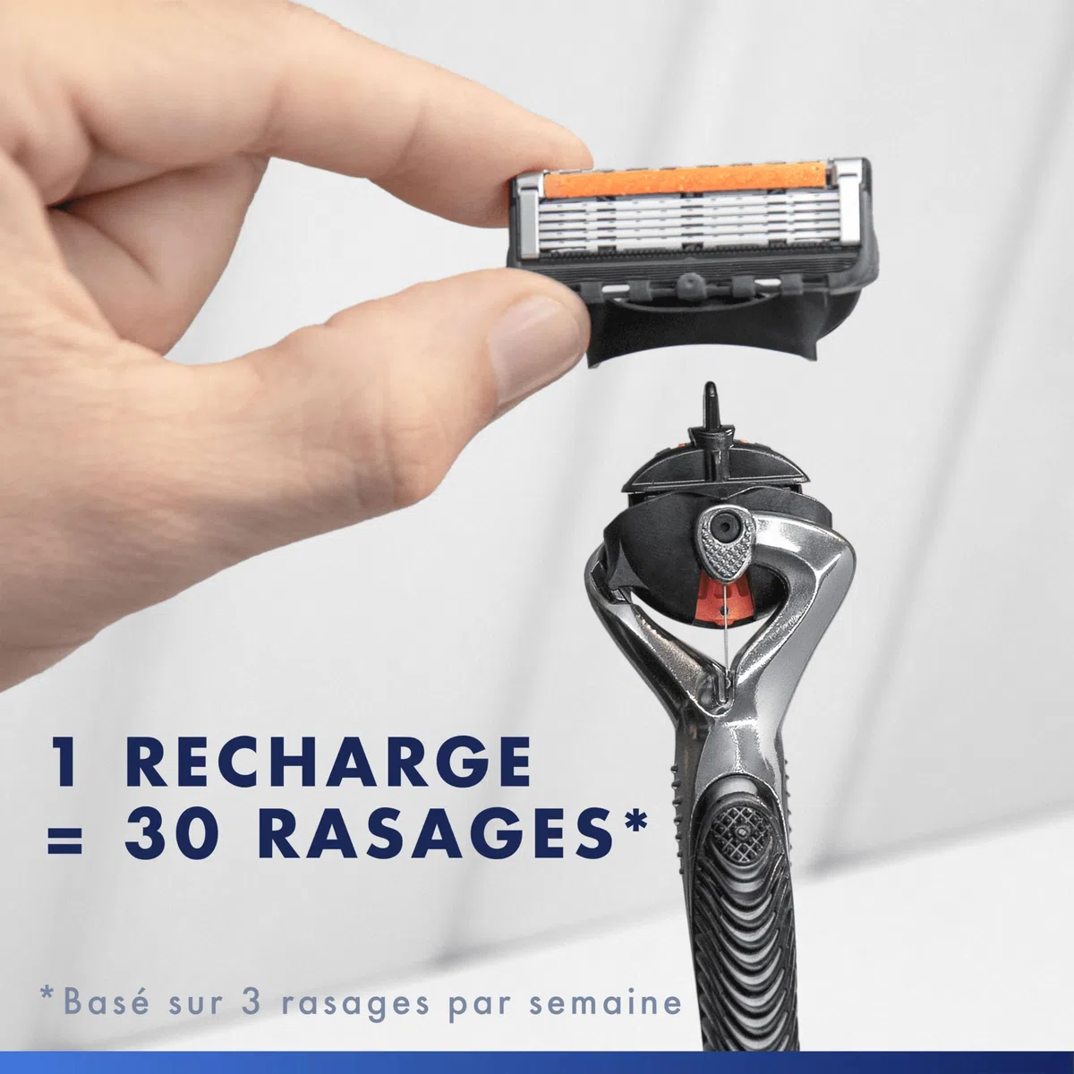 Gillette Lames de Rasoir Homme Proglide, Pack de 12 et Tour de Cou – Cartouche Dotée de la Bande Lubrifiante x2, Ultra Affutées et Longue Durée, en Acier Inoxydable, 1 Recharge Jusqu’à 30 Rasages