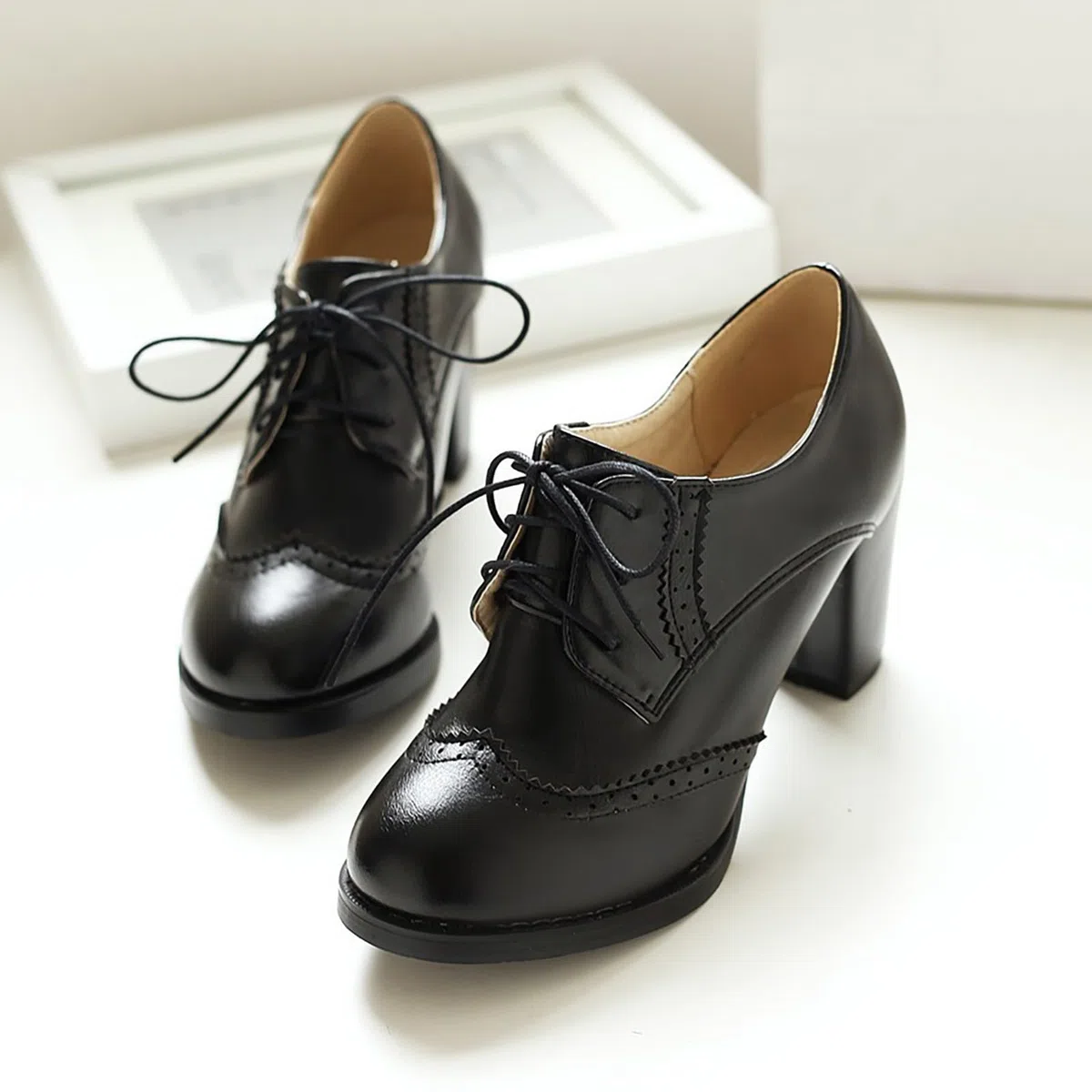 2026 Chaussures rétro à talon épais pour femme grande taille