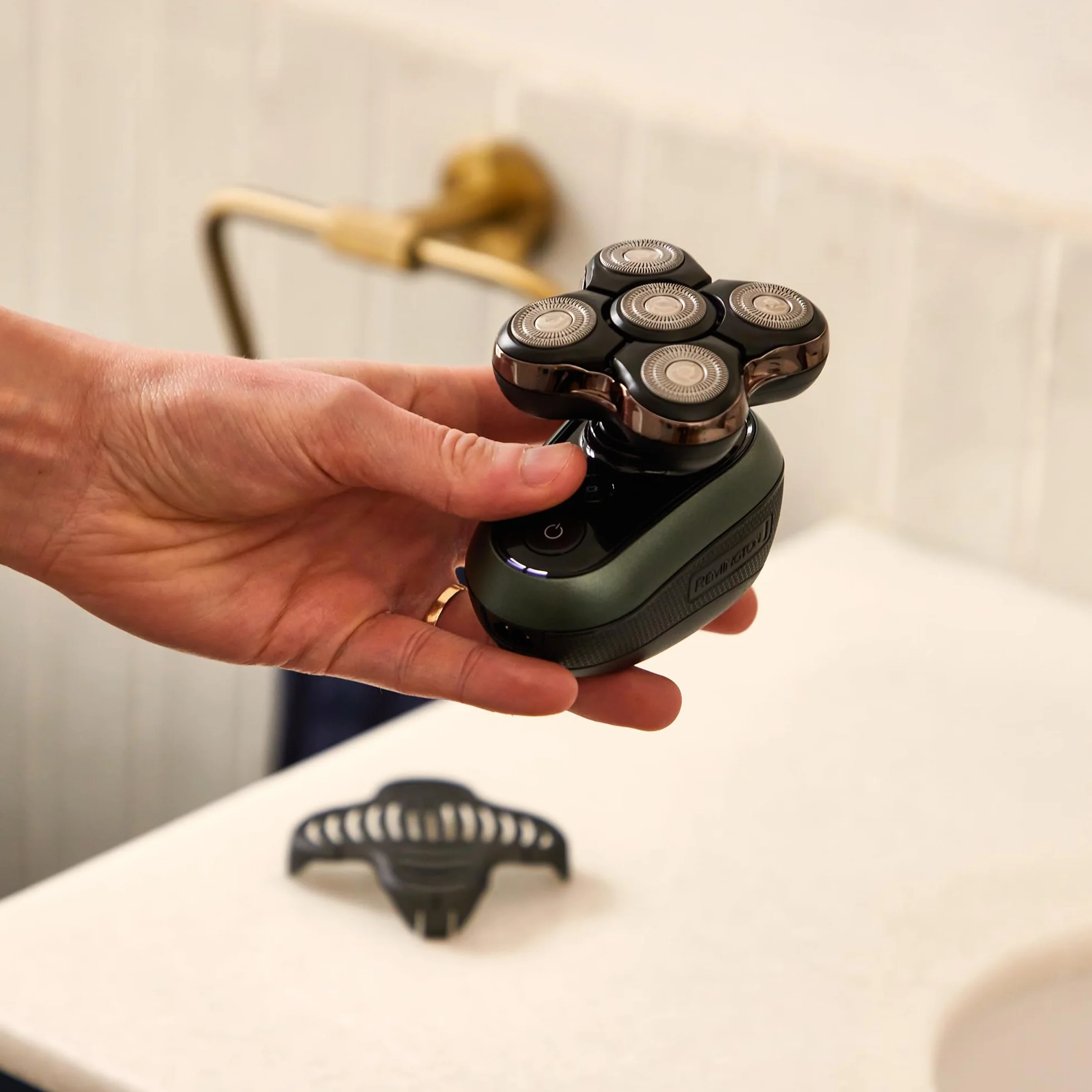 Remington Rasoir électrique [Spécial Tête rasée/chauve Fonction Turbo] RX7 Ultimate (Ultra Rapide, 5 têtes Flexibles, Résultat Précis, Tondeuse rétractable,Wet&Dry, Sans Fil 60min, Charge USB) XR1600